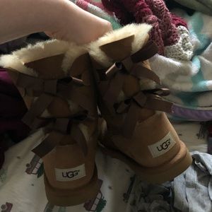 Size 5 kids bailey bow uggs worn once!!!